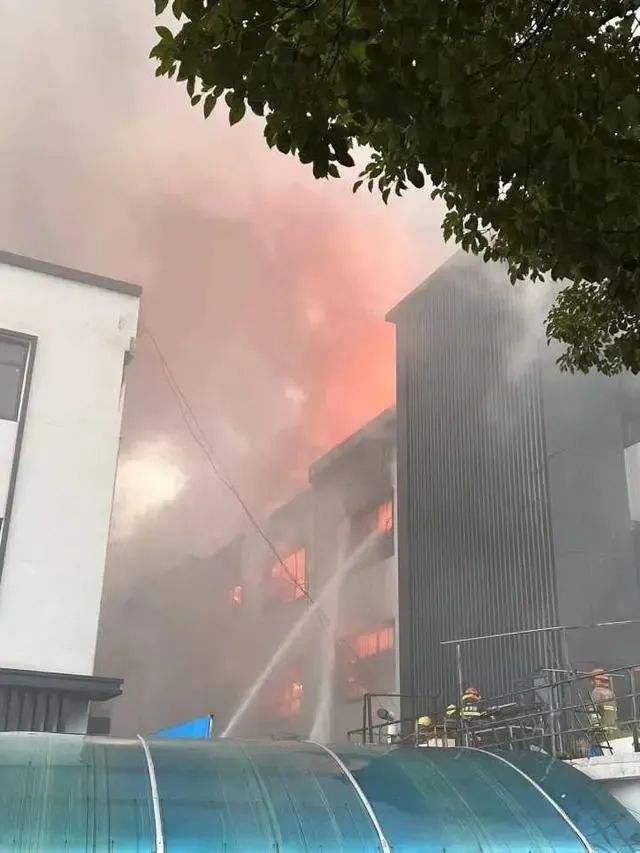 杭州一仓库起火2.jpg